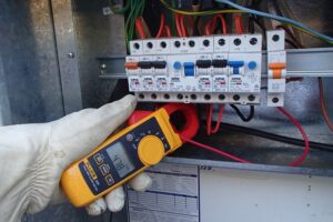 Alternative view of FLUKE 325 - 400A True RMS Clamp Meter