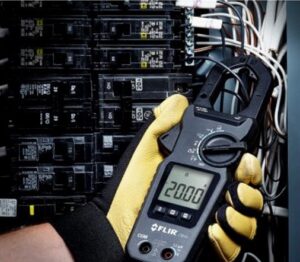 Alternative view of FLIR CM42 400A AC Digital TRMS Clampmeter