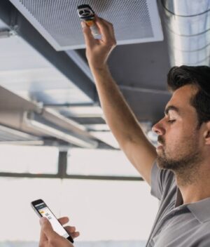 Alternative view of Testo 410i Vane Anemometer with smartphone operation