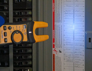 IDEAL 61-415 200A AC/DC TRMS TightSight® fork meter, Split Jaw Meter, w/ Flashlight & NCVT in use