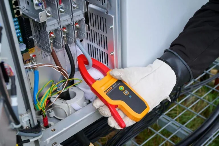 Fluke 283 FC TRMS Wireless Digital Multimeter & a283 FC 60A TRMS Wireless AC/DC Current Clamp | Solar Installation & Electrical System Troubleshooting Tool with Fluke Connect™ and Fluke Cloud™ Storage - Image 2