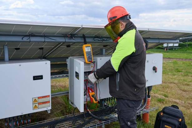 Fluke 283 FC TRMS Wireless Digital Multimeter & a283 FC 60A TRMS Wireless AC/DC Current Clamp | Solar Installation & Electrical System Troubleshooting Tool with Fluke Connect™ and Fluke Cloud™ Storage - Image 3