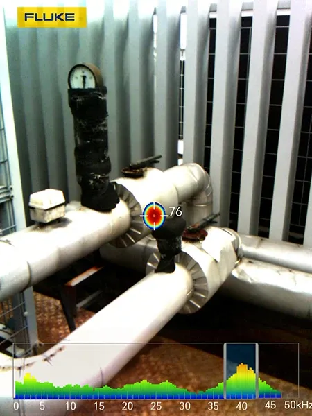 Fluke ii01 acoustic camera detecting compressed air leak on industrial pipeline — Australia