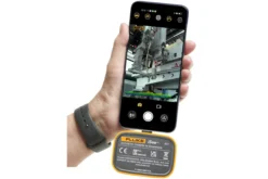 Technician using Fluke iSee ii01 on smartphone to scan factory pipeline for gas leaks