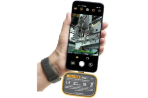 Technician using Fluke iSee ii01 on smartphone to scan factory pipeline for gas leaks